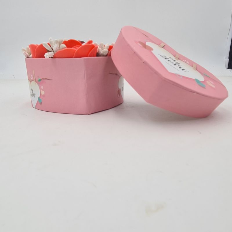 Market - Cadouri - Flori si aranjamente - Aranjament floral 7 trandafiri cutie inima, flori de sapun, rosu, 11x9x6 cm - Infinity.ro