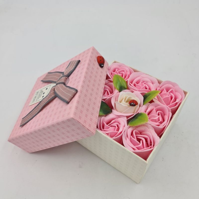 Market - Cadouri - Flori si aranjamente - Aranjament floral 9 trandafiri sapun in cutie, alb, roz - Infinity.ro
