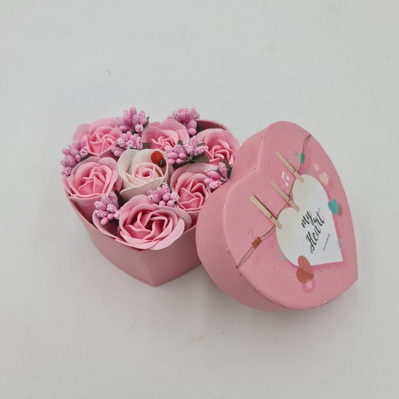 Market - Cadouri - Flori si aranjamente - Aranjament floral 7 trandafirii cutie inima , flori de sapun, roz, alb, 11x9x6 cm - Infinity.ro