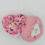 Market - Cadouri - Flori si aranjamente - Aranjament floral 7 trandafirii cutie inima , flori de sapun, roz, alb, 11x9x6 cm - Infinity.ro