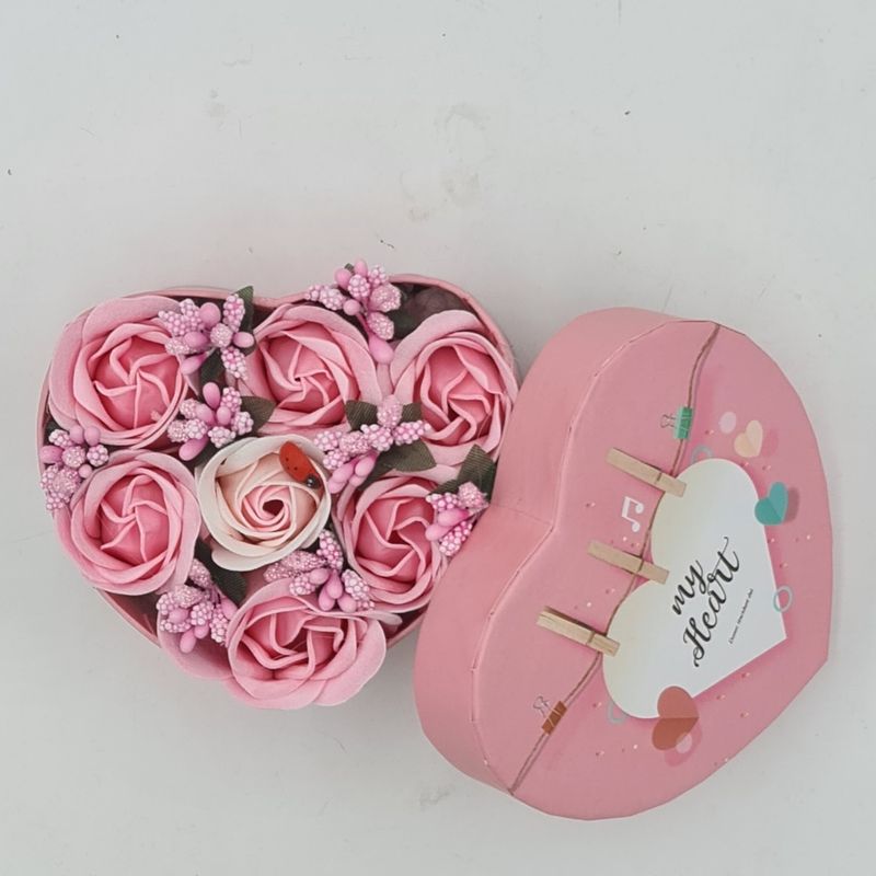 Market - Cadouri - Flori si aranjamente - Aranjament floral 7 trandafirii cutie inima , flori de sapun, roz, alb, 11x9x6 cm - Infinity.ro