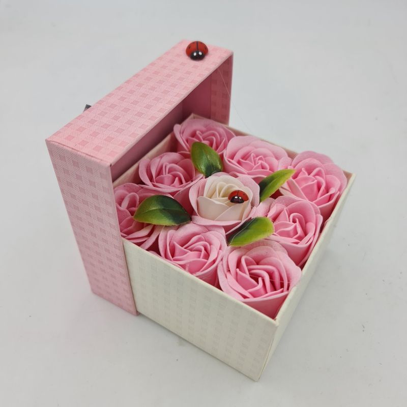 Market - Cadouri - Flori si aranjamente - Aranjament floral 9 trandafiri sapun in cutie, alb, roz - Infinity.ro