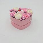 Market - Cadouri - Flori si aranjamente - Aranjament floral 7 trandafirii cutie inima , flori de sapun, alb, roz, 11x9x6 cm - Infinity.ro