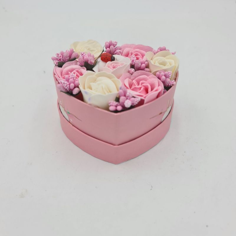 Market - Cadouri - Flori si aranjamente - Aranjament floral 7 trandafirii cutie inima , flori de sapun, alb, roz, 11x9x6 cm - Infinity.ro