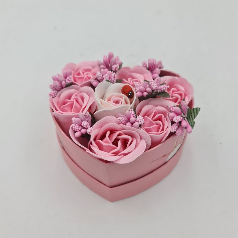 Market - Cadouri - Flori si aranjamente - Aranjament floral 7 trandafirii cutie inima , flori de sapun, roz, alb, 11x9x6 cm - Infinity.ro