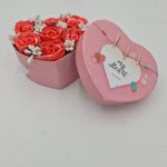 Market - Cadouri - Flori si aranjamente - Aranjament floral 7 trandafiri cutie inima, flori de sapun, rosu, 11x9x6 cm - Infinity.ro