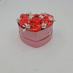 Market - Cadouri - Flori si aranjamente - Aranjament floral 7 trandafiri cutie inima, flori de sapun, rosu, 11x9x6 cm - Infinity.ro