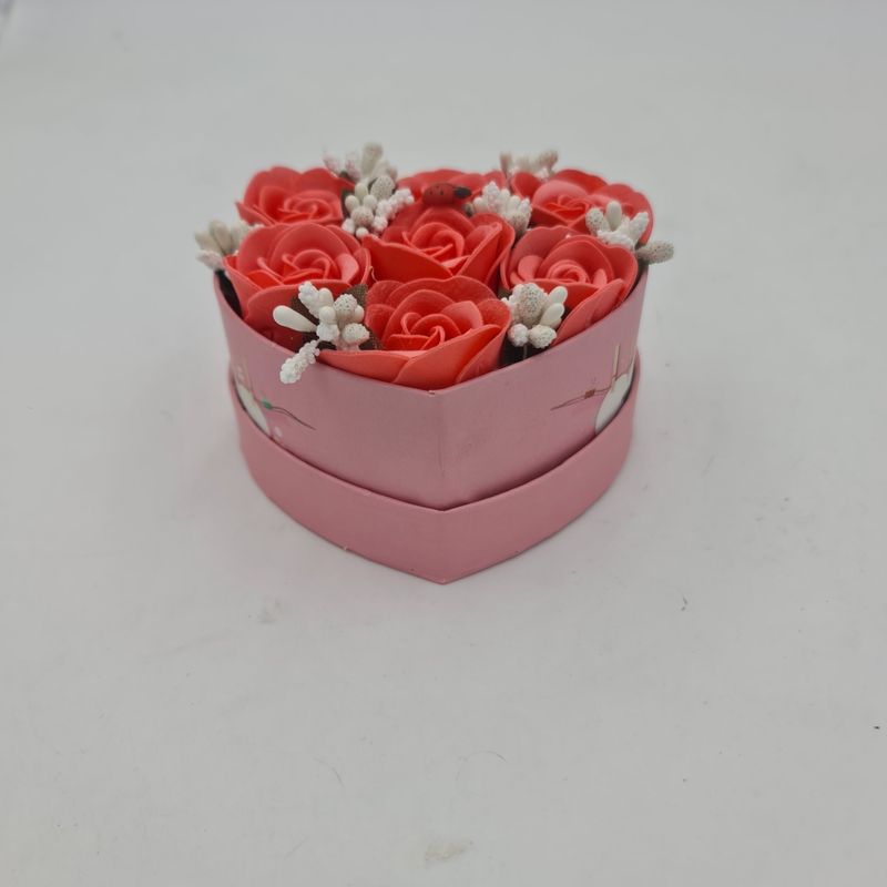 Market - Cadouri - Flori si aranjamente - Aranjament floral 7 trandafiri cutie inima, flori de sapun, rosu, 11x9x6 cm - Infinity.ro