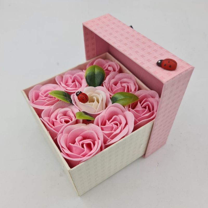Market - Cadouri - Flori si aranjamente - Aranjament floral 9 trandafiri sapun in cutie, alb, roz - Infinity.ro