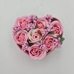 Market - Cadouri - Flori si aranjamente - Aranjament floral 7 trandafirii cutie inima , flori de sapun, roz, alb, 11x9x6 cm - Infinity.ro