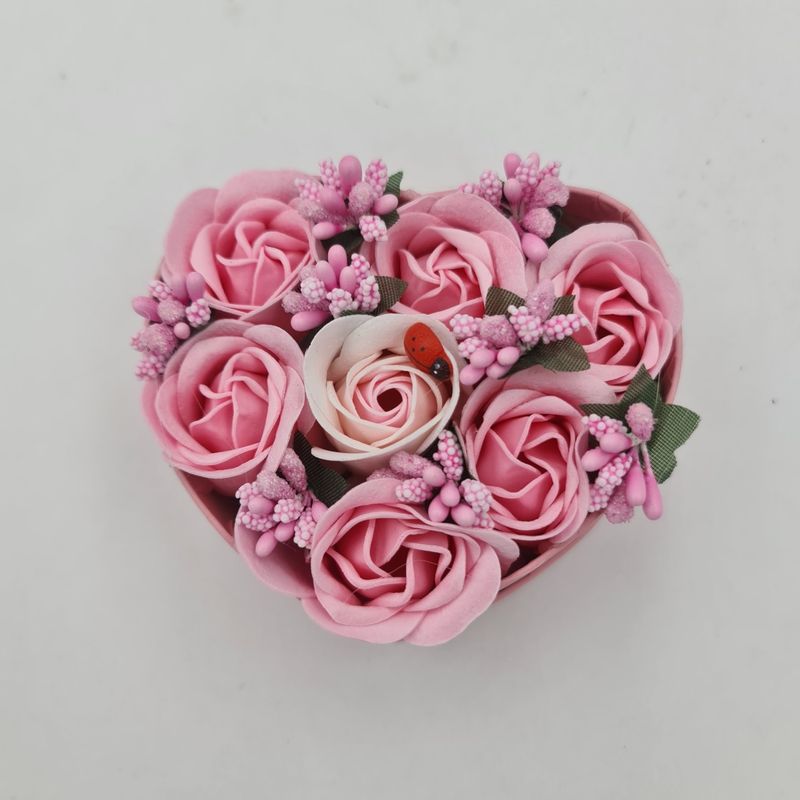 Market - Cadouri - Flori si aranjamente - Aranjament floral 7 trandafirii cutie inima , flori de sapun, roz, alb, 11x9x6 cm - Infinity.ro