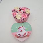 Market - Cadouri - Flori si aranjamente - Aranjament floral 7 trandafirii cutie inima , flori de sapun, alb, roz, 11x9x6 cm - Infinity.ro