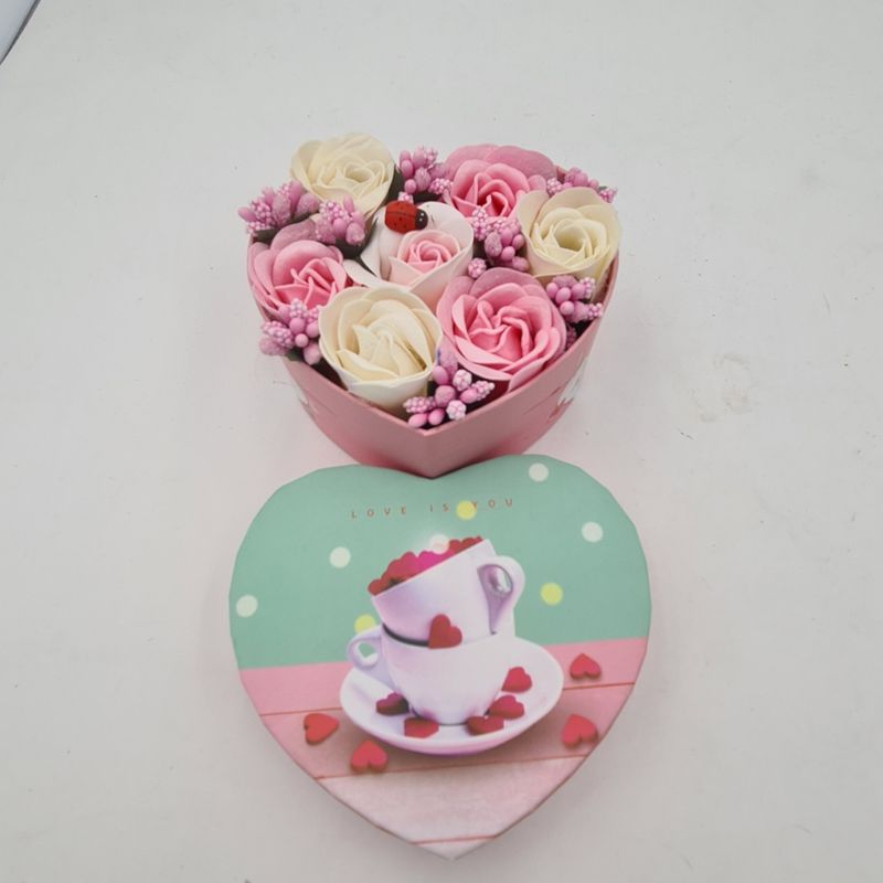 Market - Cadouri - Flori si aranjamente - Aranjament floral 7 trandafirii cutie inima , flori de sapun, alb, roz, 11x9x6 cm - Infinity.ro