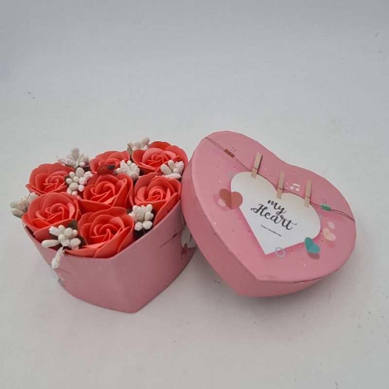Market - Cadouri - Flori si aranjamente - Aranjament floral 7 trandafirii cutie inima , flori de sapun, rosu cu alb, 11x9x6 cm - Infinity.ro