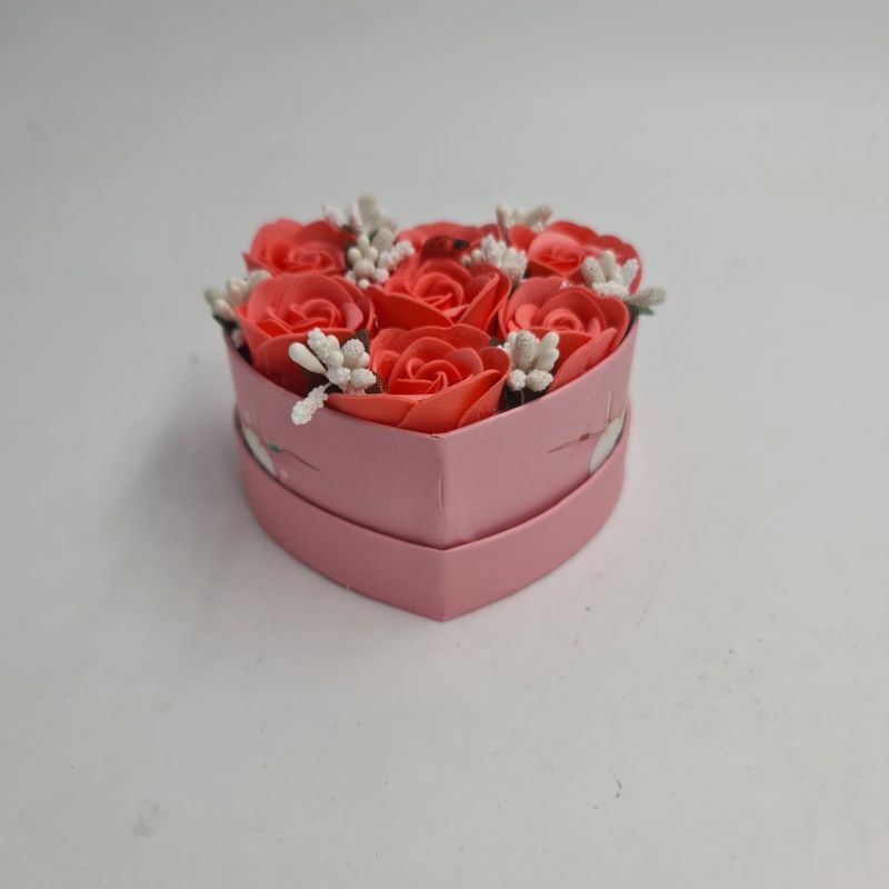 Market - Cadouri - Flori si aranjamente - Aranjament floral 7 trandafirii cutie inima , flori de sapun, rosu cu alb, 11x9x6 cm - Infinity.ro