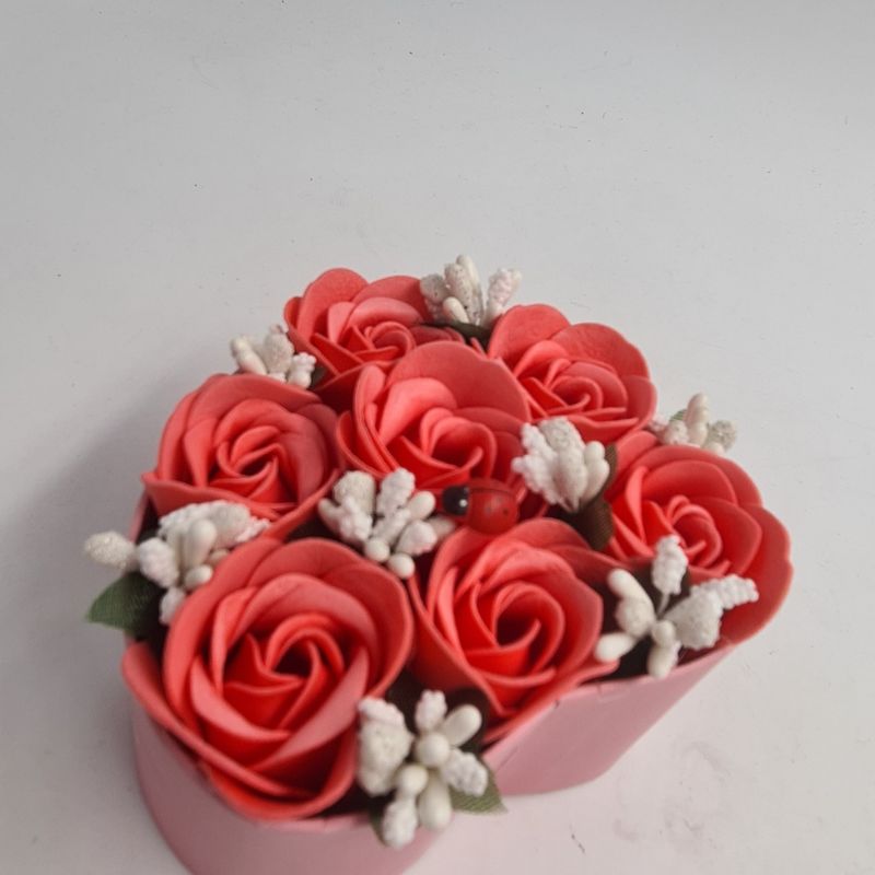 Market - Cadouri - Flori si aranjamente - Aranjament floral 7 trandafirii cutie inima , flori de sapun, rosu cu alb, 11x9x6 cm - Infinity.ro