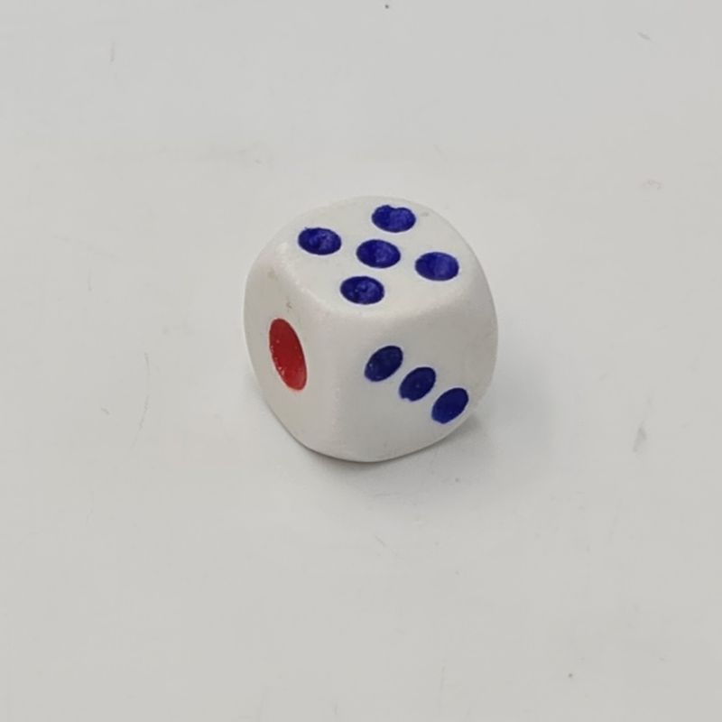 Jucarii, Copii si Bebe - Jucarii si jocuri - Jocuri si puzzle - Jocuri de societate - 2 zaruri, 12 mm, albe cu puncte albastre si rosii - Infinity.ro