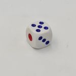 Jucarii, Copii si Bebe - Jucarii si jocuri - Jocuri si puzzle - Jocuri de societate - 6 zaruri, 12 mm, albe cu puncte albastre si rosii - Infinity.ro