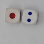 Jucarii, Copii si Bebe - Jucarii si jocuri - Jocuri si puzzle - Jocuri de societate - 6 zaruri, 12 mm, albe cu puncte albastre si rosii - Infinity.ro