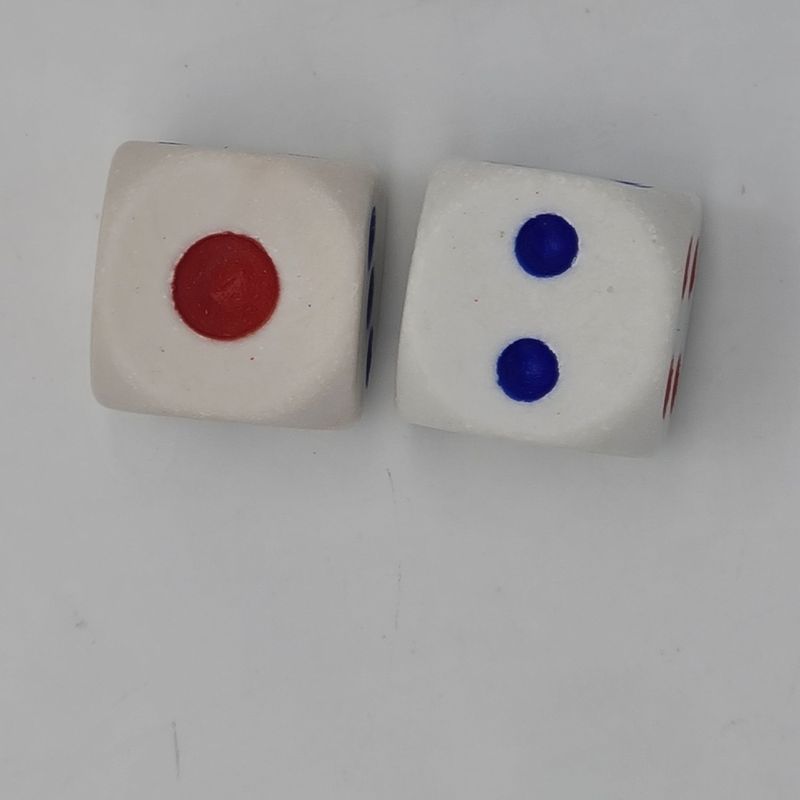 Jucarii, Copii si Bebe - Jucarii si jocuri - Jocuri si puzzle - Jocuri de societate - 2 zaruri, 12 mm, albe cu puncte albastre si rosii - Infinity.ro