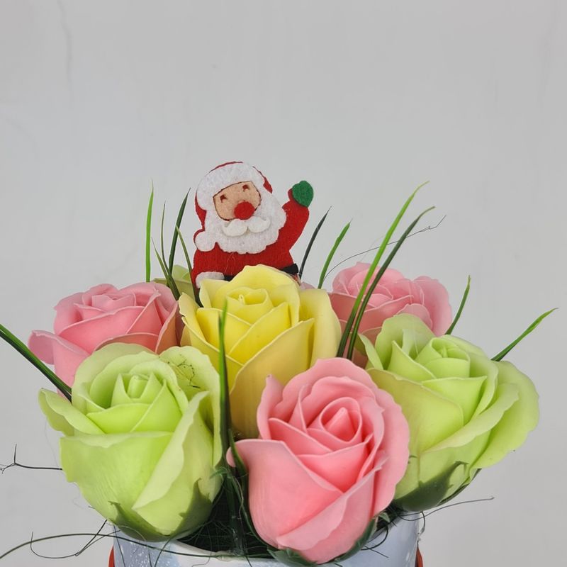 Market - Cadouri - Flori si aranjamente - Aranjament floral deosebit, Craciun, 7 trandafiri, mos craciun 1 - Infinity.ro