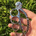 Sport si Outdoor - Sporturi de contact - Produse autoaparare - Pumnal, rozeta autoaparare, cap de mort varf ascutit, 0.5 cm grosime, gri - Infinity.ro