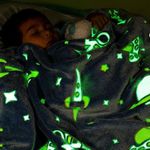 Casa si Gradina - Textile si covoare - Pături și cuverturi - Pături - Patura Pufoasa si Magica, Imprimeu Glow in the Dark, Planete, Albastru, 185cm x 100cm - Infinity.ro