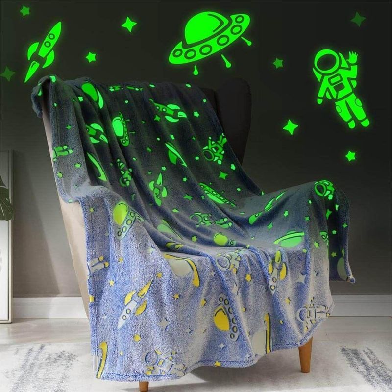 Casa si Gradina - Textile si covoare - Pături și cuverturi - Pături - Patura Pufoasa si Magica, Imprimeu Glow in the Dark, Planete, Albastru, 185cm x 100cm - Infinity.ro