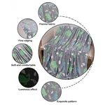 Casa si Gradina - Textile si covoare - Pături și cuverturi - Pături - Patura Pufoasa si Magica, Imprimeu Glow in the Dark, Planete, Albastru, 185cm x 100cm - Infinity.ro