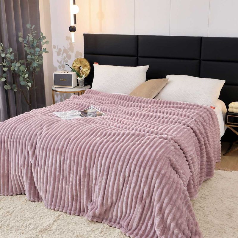 Casa si Gradina - Textile si covoare - Pături și cuverturi - Pături - Patura Cocolino Pufoasa si Calduroasa, Model Dungi in relief, 200x230 cm, Mov - Infinity.ro