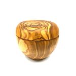 Casa si Gradina - Bucatarie si vesela - Ustensile bucatarie - Rasnite si dozatoare condimente - Recipient pentru sare din lemn de maslin cu capac si lopatica, pentru servire la masa - Infinity.ro