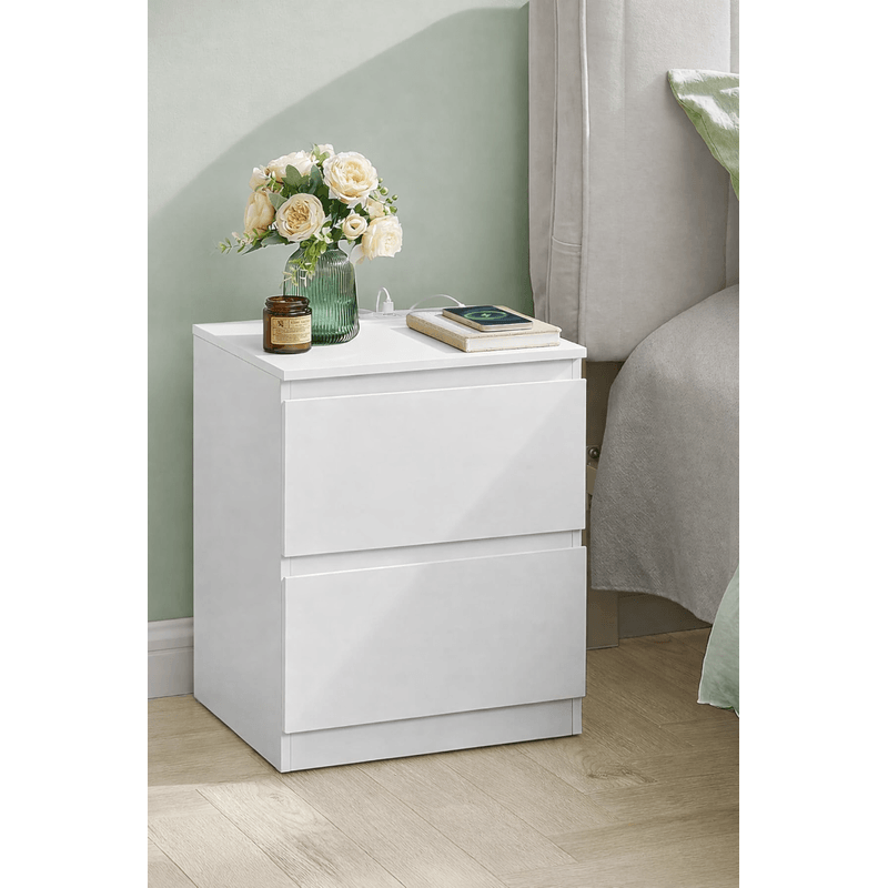 Casa si Gradina - Mobilier - Comode si corpuri - Noptiere - Noptiera Kailyn cu 2 sertare, 2 prize integrate si 2 porturi USB, 40x35x49 cm, alb - Infinity.ro