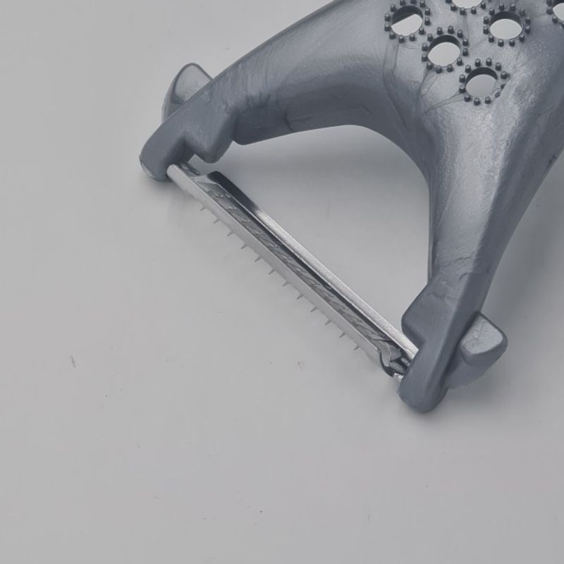 Casa si Gradina - Bucatarie si vesela - Ustensile bucatarie - Razatori si curatatoare - Curatator legume, model simplu, gauri, gri, 17 x 7 cm - Infinity.ro