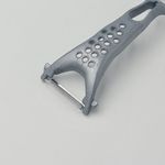 Casa si Gradina - Bucatarie si vesela - Ustensile bucatarie - Razatori si curatatoare - Curatator legume, model simplu, gauri, gri, 17 x 7 cm - Infinity.ro