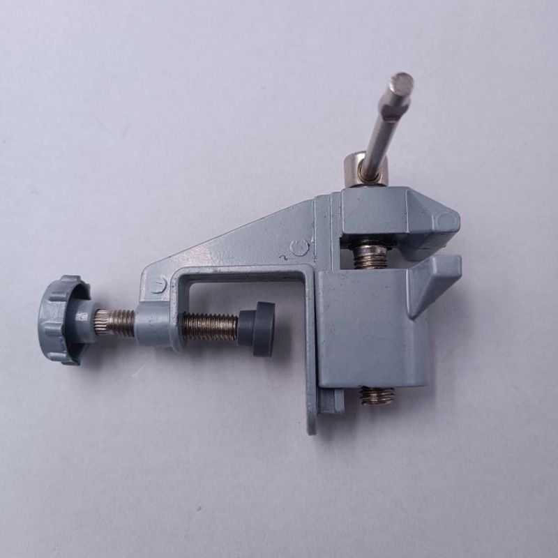 Casa si Gradina - Constructii - Scule electrice si accesorii - Menghine si cleme fixare - Mini Menghina din Fonta cu Prindere de Masa, Nicovala, 10 cm, Gri - Infinity.ro