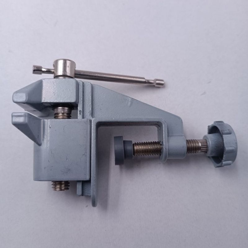 Casa si Gradina - Constructii - Scule electrice si accesorii - Menghine si cleme fixare - Mini Menghina din Fonta cu Prindere de Masa, Nicovala, 10 cm, Gri - Infinity.ro