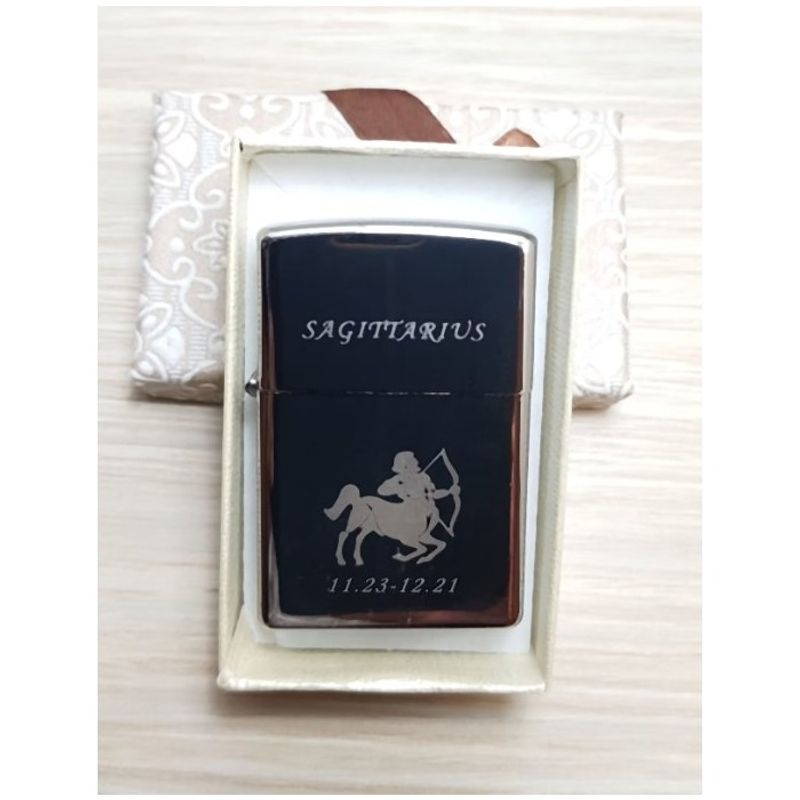 Market - Tutun si tigari - Articole si accesorii tutun - Bricheta Metalica Gravata Zodie Sagetator, Pisces Sagittarius , 3,5 X 5,5 Cm - Infinity.ro