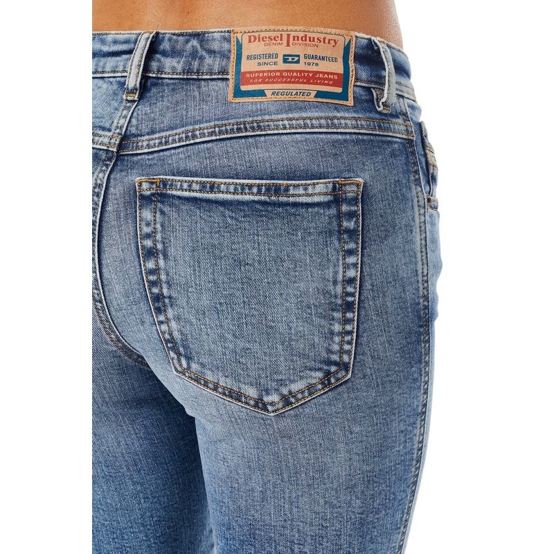 Fashion, accesorii si bijuterii - Femei - Imbracaminte femei - Pantaloni femei - Pantaloni scurti dama din denim Diesel DE-GINNY Albastru 26 US - Infinity.ro