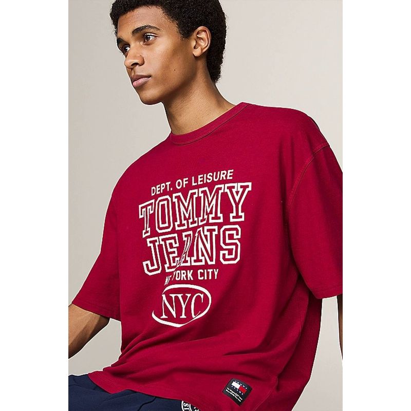 Fashion, accesorii si bijuterii - Barbati - Imbracaminte - Tricouri si bluze barbati - Tricou barbati Tommy Jeans Ovz Vintage NYC Tee DM0DM18543 S INTL Rosu - Infinity.ro