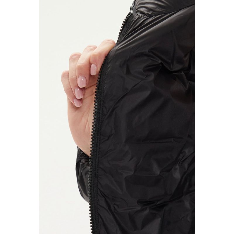 Fashion, accesorii si bijuterii - Femei - Imbracaminte femei - Jachete si geci femei - Geaca dama din puf Calvin Klein Jeans J20J223577 M INTL Negru - Infinity.ro