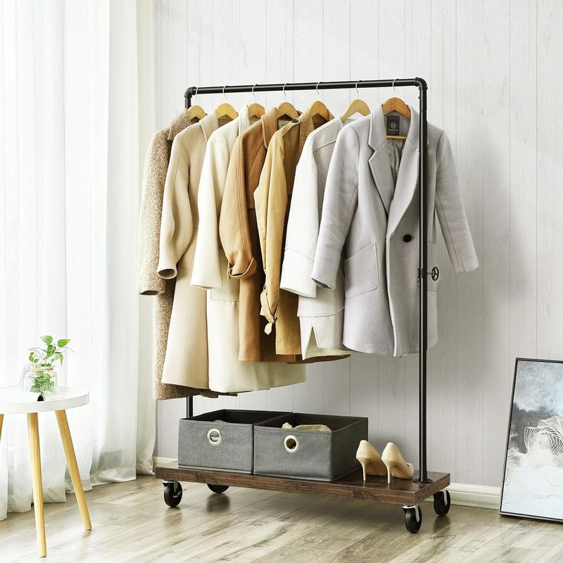 Casa si Gradina - Mobilier - Organizare si depozitare - Cuiere - SONGMICS Suport haine pe roti, cu bara si raft inferior, stil industrial, 104x40x162 cm, negru - Infinity.ro