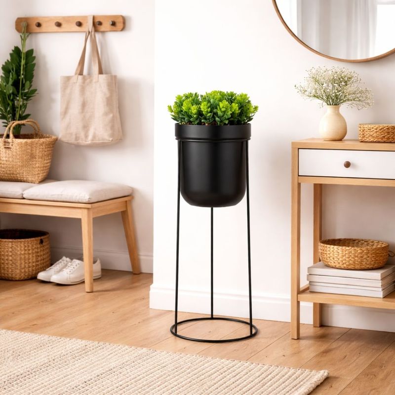 Casa si Gradina - Decoratiuni - Obiecte decorative - Plante artificiale - Planta artificiala Buxus 38 cm, in ghiveci cu suport metalic negru, forma cilindrica, design modern - Infinity.ro