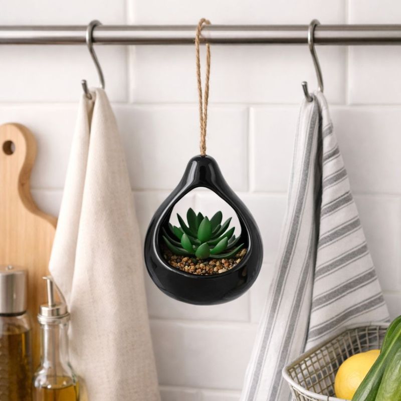 Casa si Gradina - Decoratiuni - Obiecte decorative - Plante artificiale - Planta artificiala Suculenta , in suport ceramic negru tip picatura, 14 cm, cu agatatoare din sfoara - Infinity.ro
