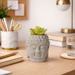 Casa si Gradina - Decoratiuni - Obiecte decorative - Plante artificiale - Planta artificiala Suculenta in ghiveci de ciment 12.5 cm, forma de statueta cap Buddha, gri cu verde - Infinity.ro