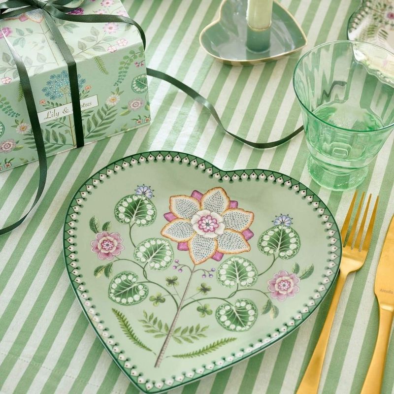 Casa si Gradina - Bucatarie si vesela - Vesela si tacamuri - Farfurii si boluri - Set 2 farfurii, forma de inima, Pip Studio, Light Green, 21.5 cm, colectia Lily & Lotus - Infinity.ro