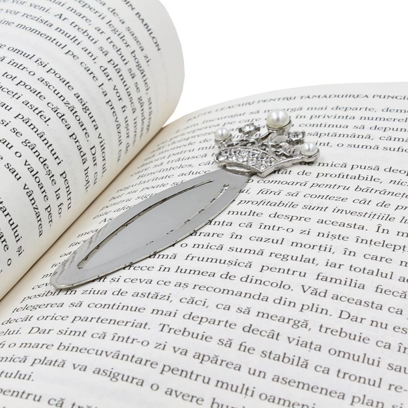 Carti si Birotica - Carti - Accesorii pentru cititori - Semn de Carte Metalic Coroana cu Perle si Cristale, 9.5 x 3.5 cm, Argintiu, in Cutie Cadou cu Hartie Tissue, AZAY - Infinity.ro