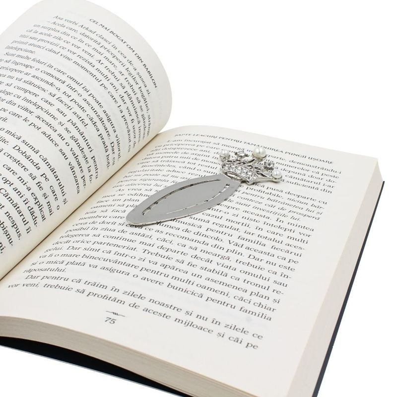 Carti si Birotica - Carti - Accesorii pentru cititori - Semn de Carte Metalic Coroana cu Perle si Cristale, 9.5 x 3.5 cm, Argintiu, in Cutie Cadou cu Hartie Tissue, AZAY - Infinity.ro