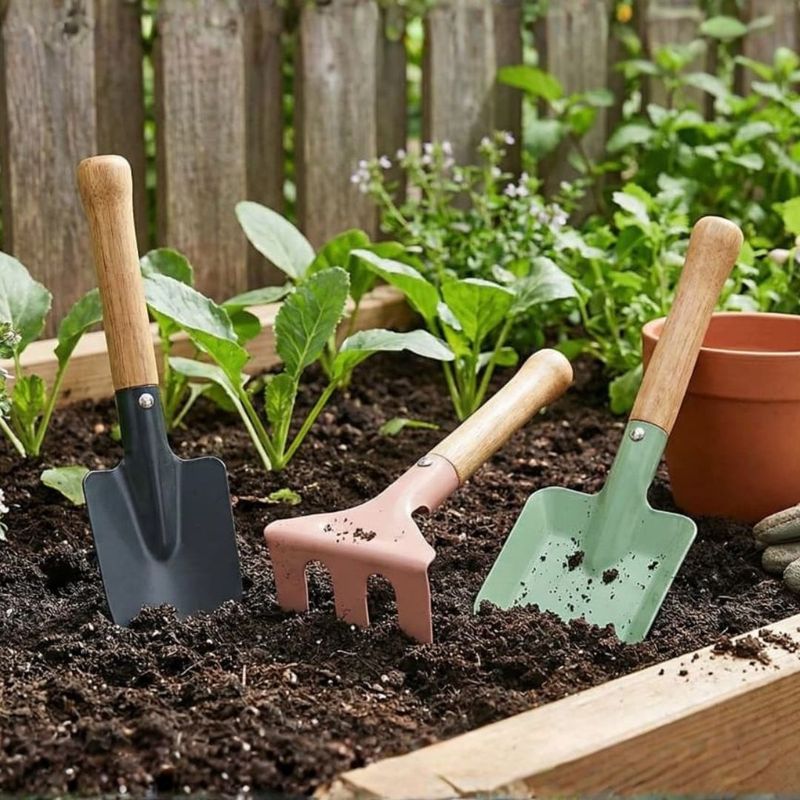 Casa si Gradina - Gradinarit si plante - Instalatii si accesorii pentru irigatii - Aparate pentru stropit gradina - Set 3 unelte de gradinarit din metal si lemn pentru copii, culori pastel, 20 cm - Infinity.ro