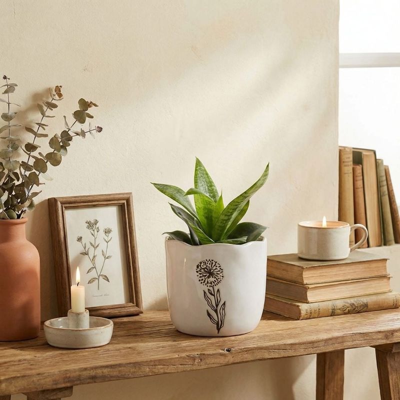 Casa si Gradina - Gradinarit si plante - Plante si ghivece - Ghivece si suporturi - Masca ghiveci decorativ, pentru plante si flori, din portelan alb cu model floral, 13x15 cm - Infinity.ro