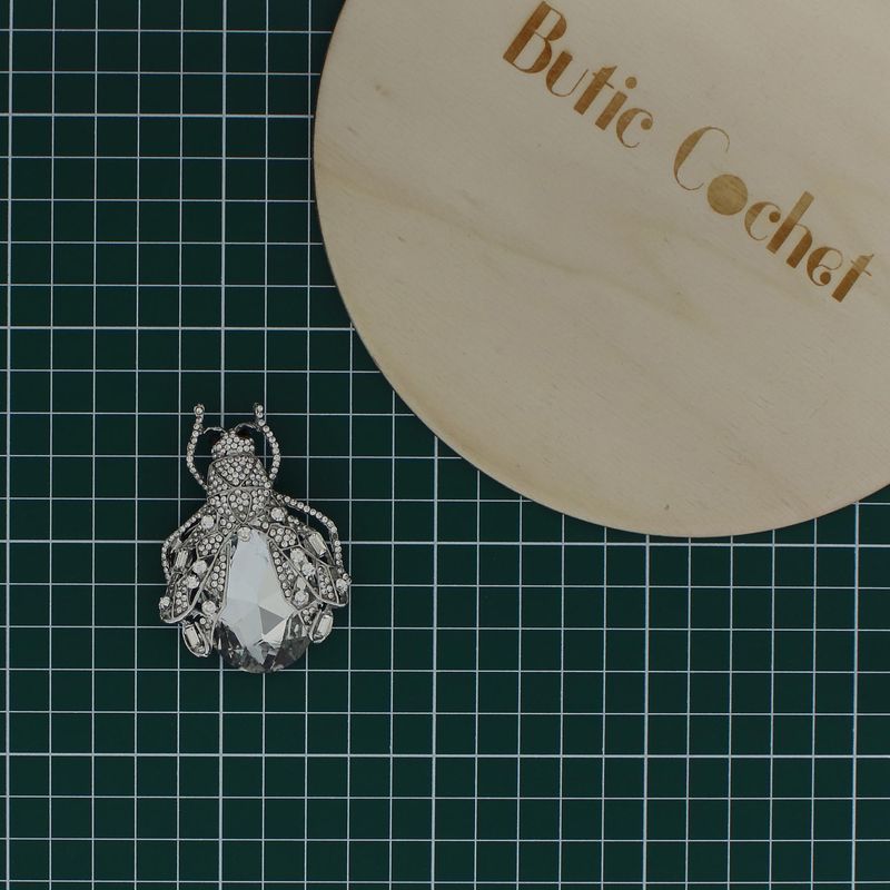 Market - Cadouri - Martisoare - Accesoriu dama, Brosa, din metal, Buticcochet, 6.5 x 4.5 cm, model Gandacel, Alb - MR621 - Infinity.ro